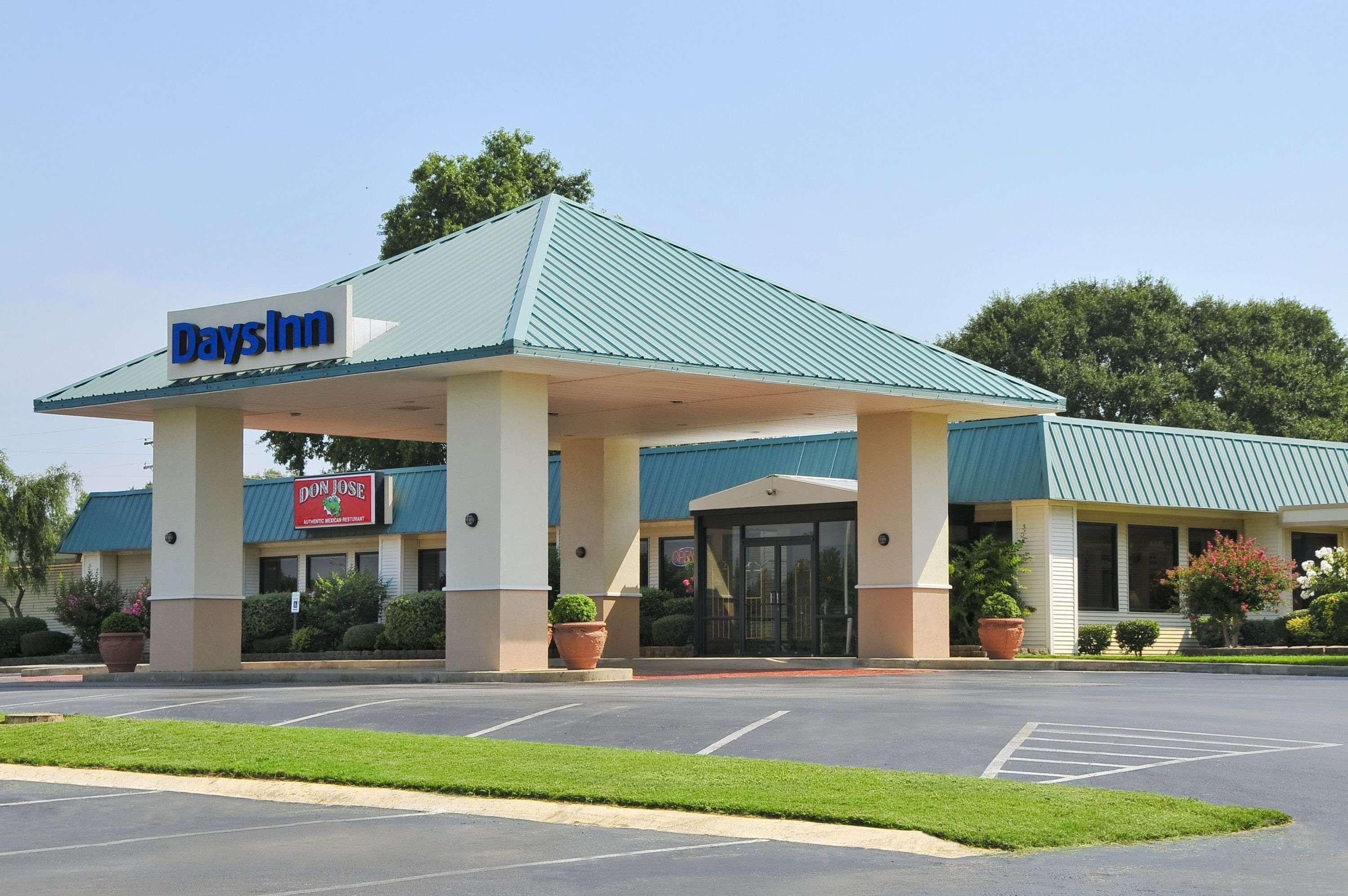 Days Inn By Wyndham Forrest City Bagian luar foto